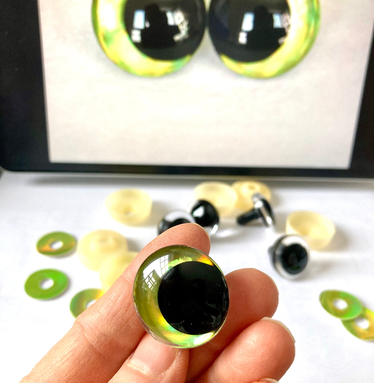 YEUX 3D DEMI-LUNE Jaune-Vert - 14mm - 16mm - 18mm - 20mm - 25mm - 30mm