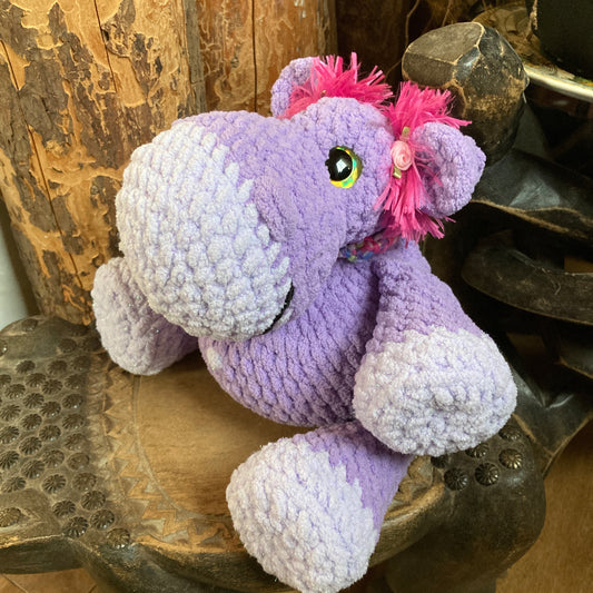 VIOLETTE L’HIPPOPOTAME LILAS avec yeux jaune/vert, Peut être personnalisé en TOUTOU DE NAISSANCE