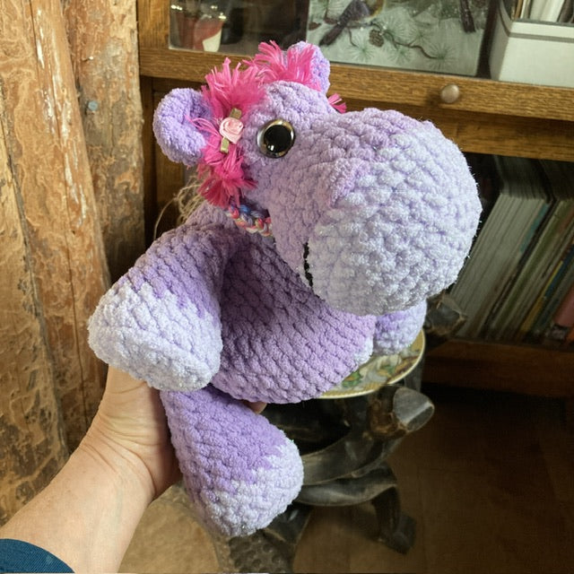 VIOLETTE L’HIPPOPOTAME LILAS avec yeux orangés/bleu, Peut être personnalisé en PELUCHE DE NAISSANCE