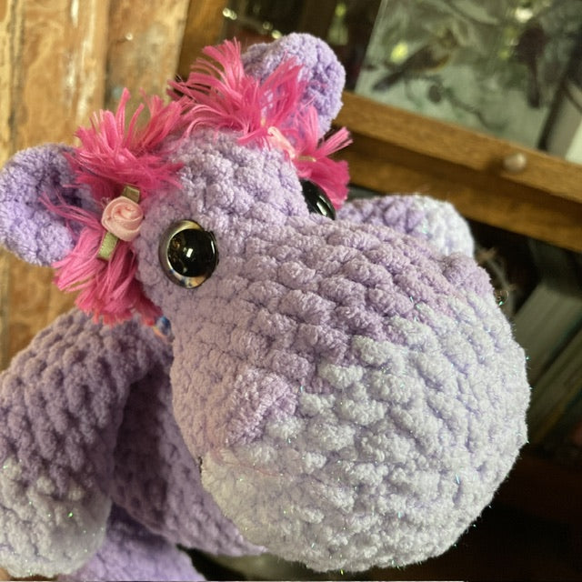 VIOLETTE L’HIPPOPOTAME LILAS avec yeux orangés/bleu, Peut être personnalisé en PELUCHE DE NAISSANCE