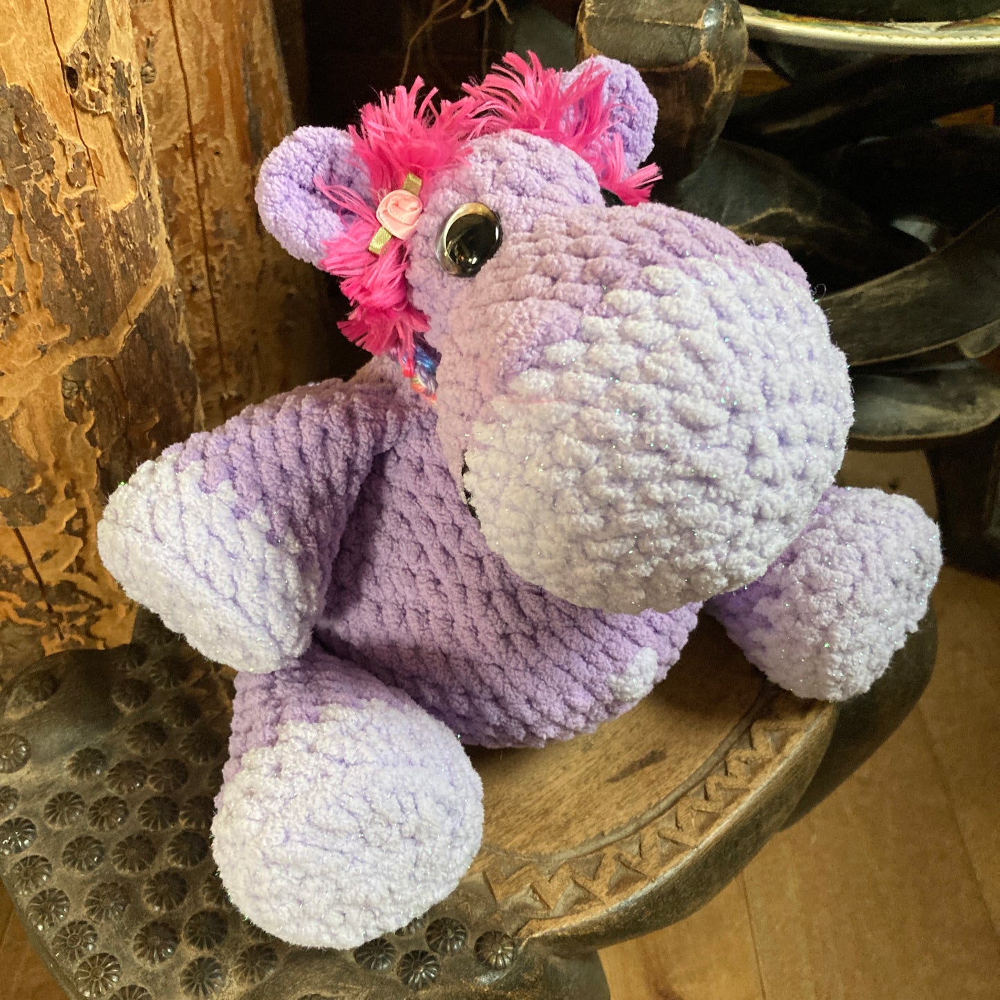 VIOLETTE L’HIPPOPOTAME LILAS avec yeux orangés/bleu, Peut être personnalisé en PELUCHE DE NAISSANCE