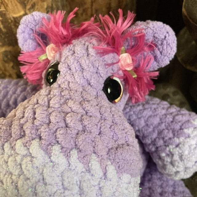 VIOLETTE L’HIPPOPOTAME LILAS avec yeux orangés/bleu, Peut être personnalisé en PELUCHE DE NAISSANCE