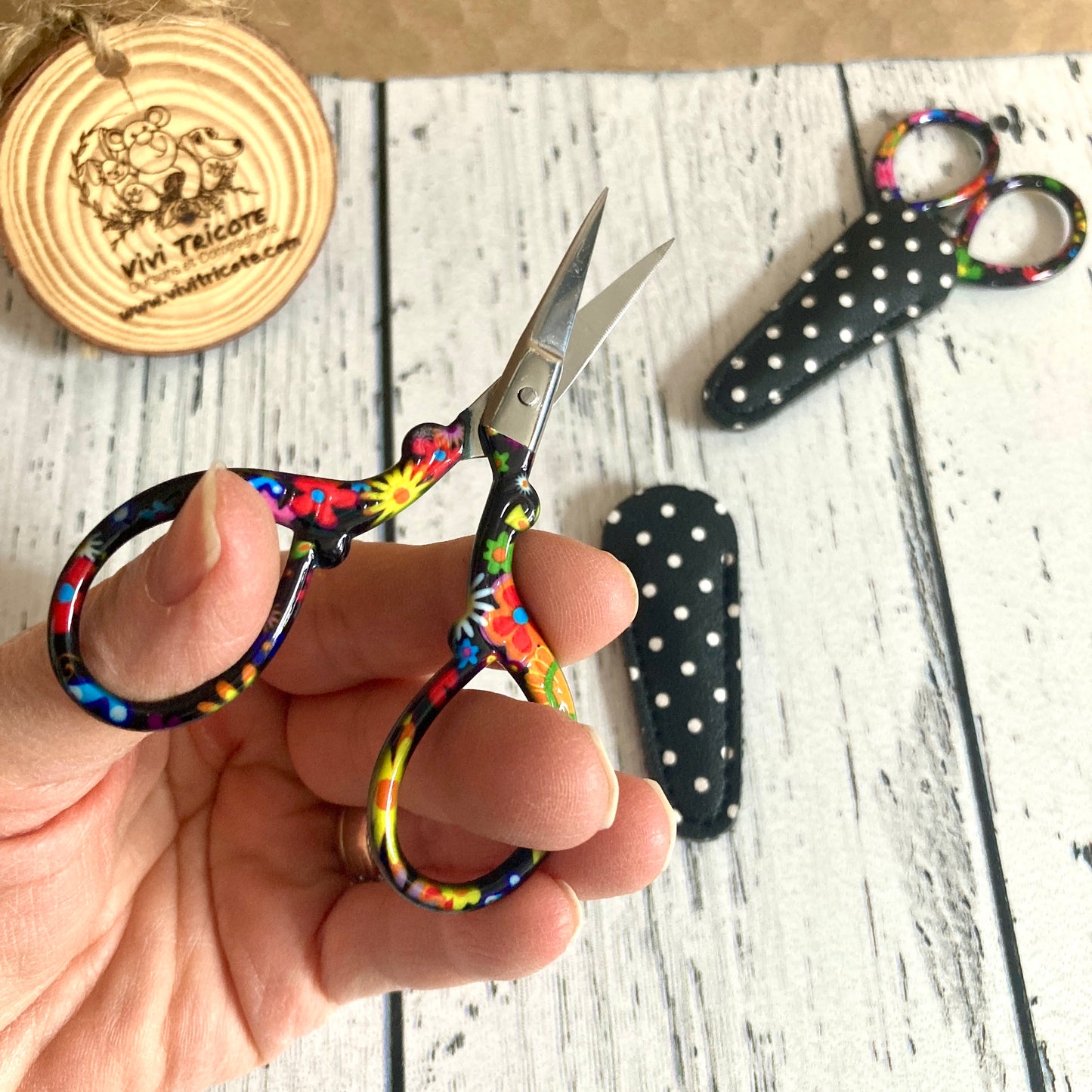 EMBROIDERY SCISSORS - COLORFUL FLOWERS pattern
