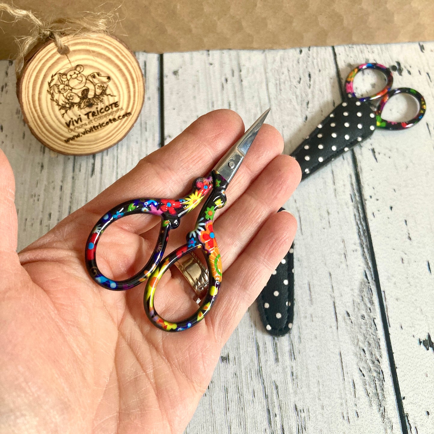 EMBROIDERY SCISSORS - COLORFUL FLOWERS pattern