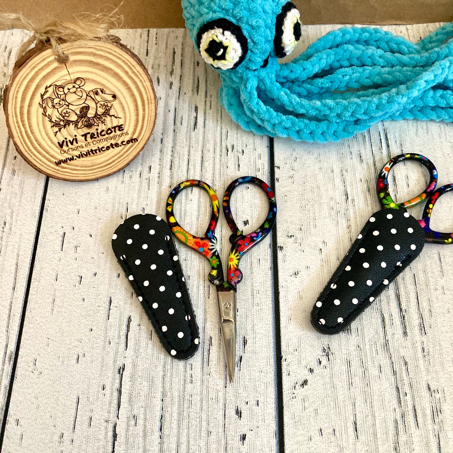 EMBROIDERY SCISSORS - COLORFUL FLOWERS pattern