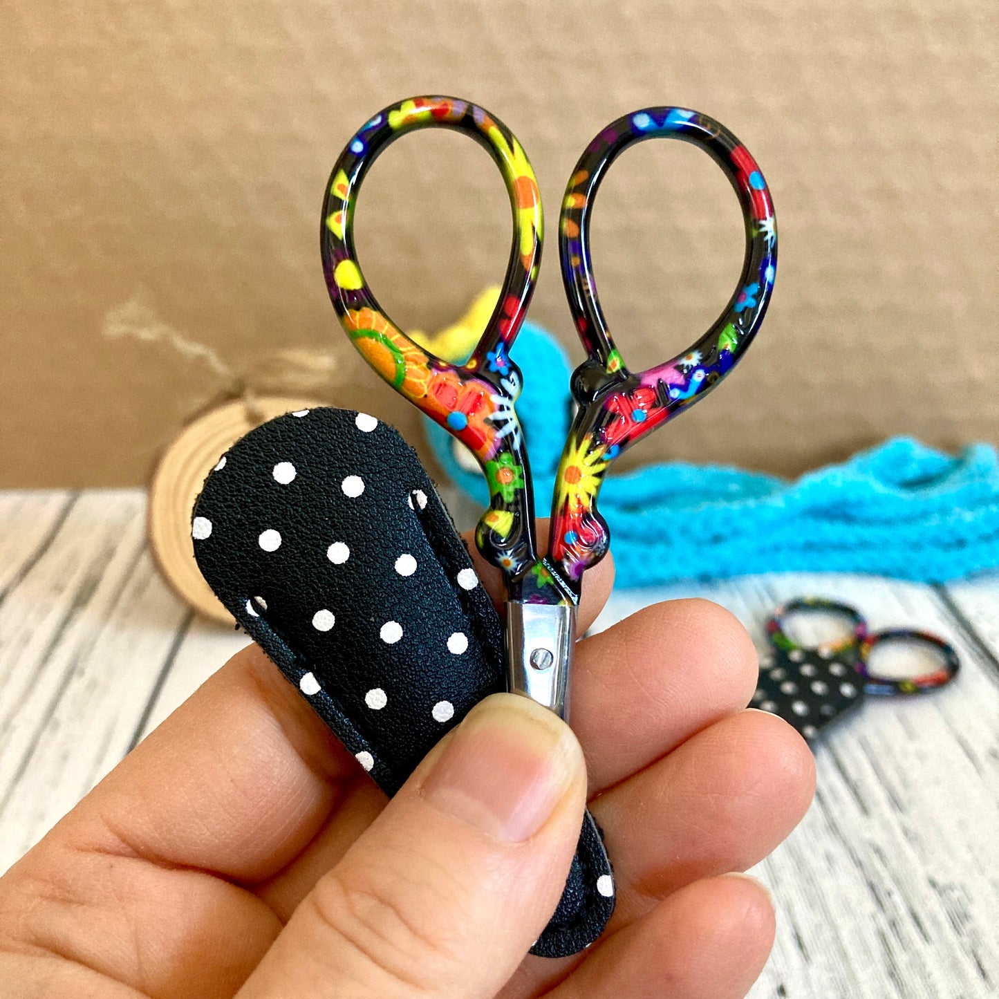 EMBROIDERY SCISSORS - COLORFUL FLOWERS pattern