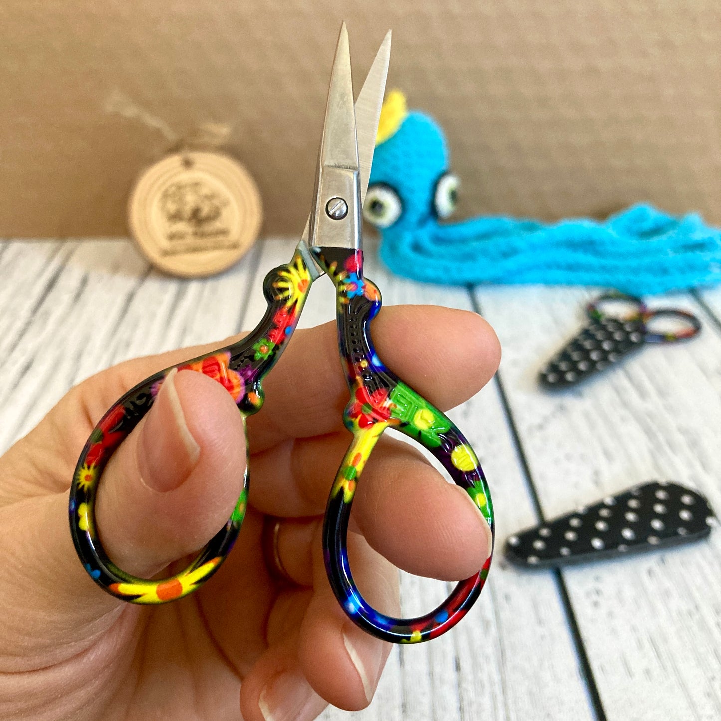 EMBROIDERY SCISSORS - COLORFUL FLOWERS pattern