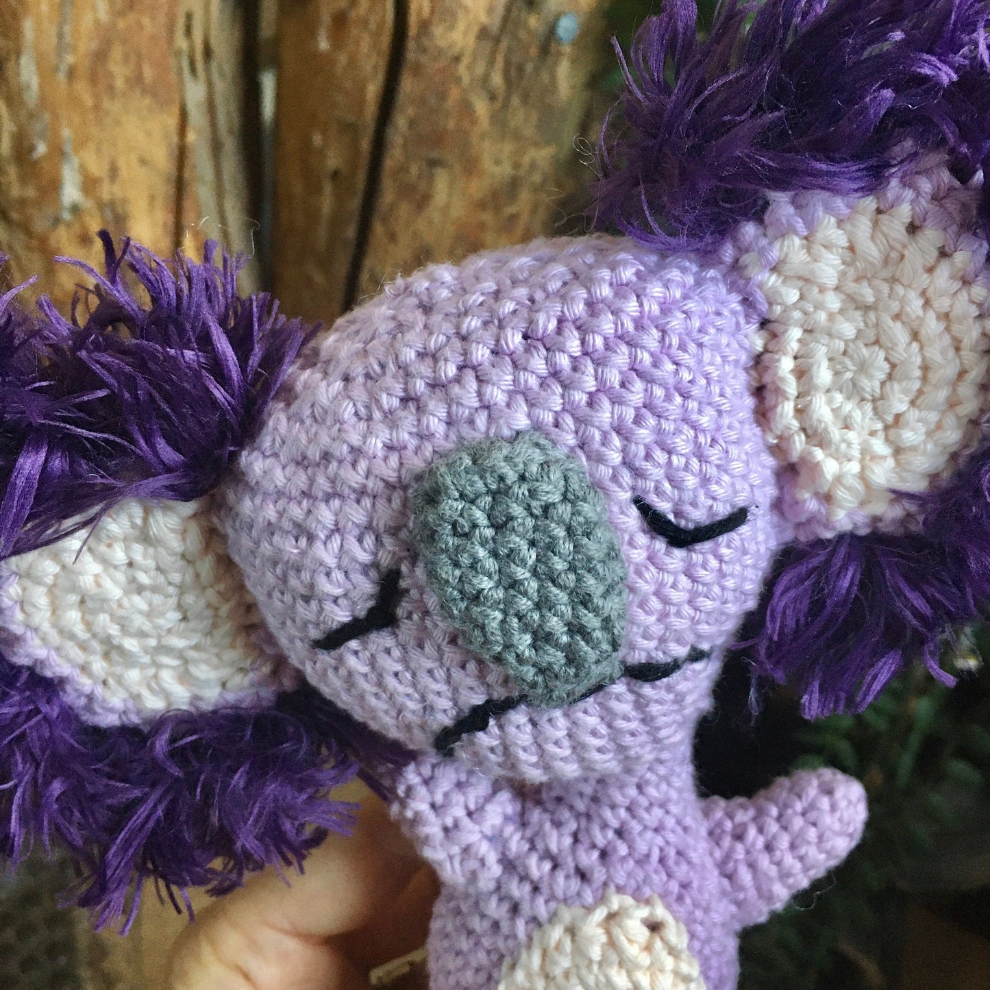 The Koa-Lala, crochet boss to download, French and English PDF, a little koala with 2 faces ... A joyful side and a sadder side.