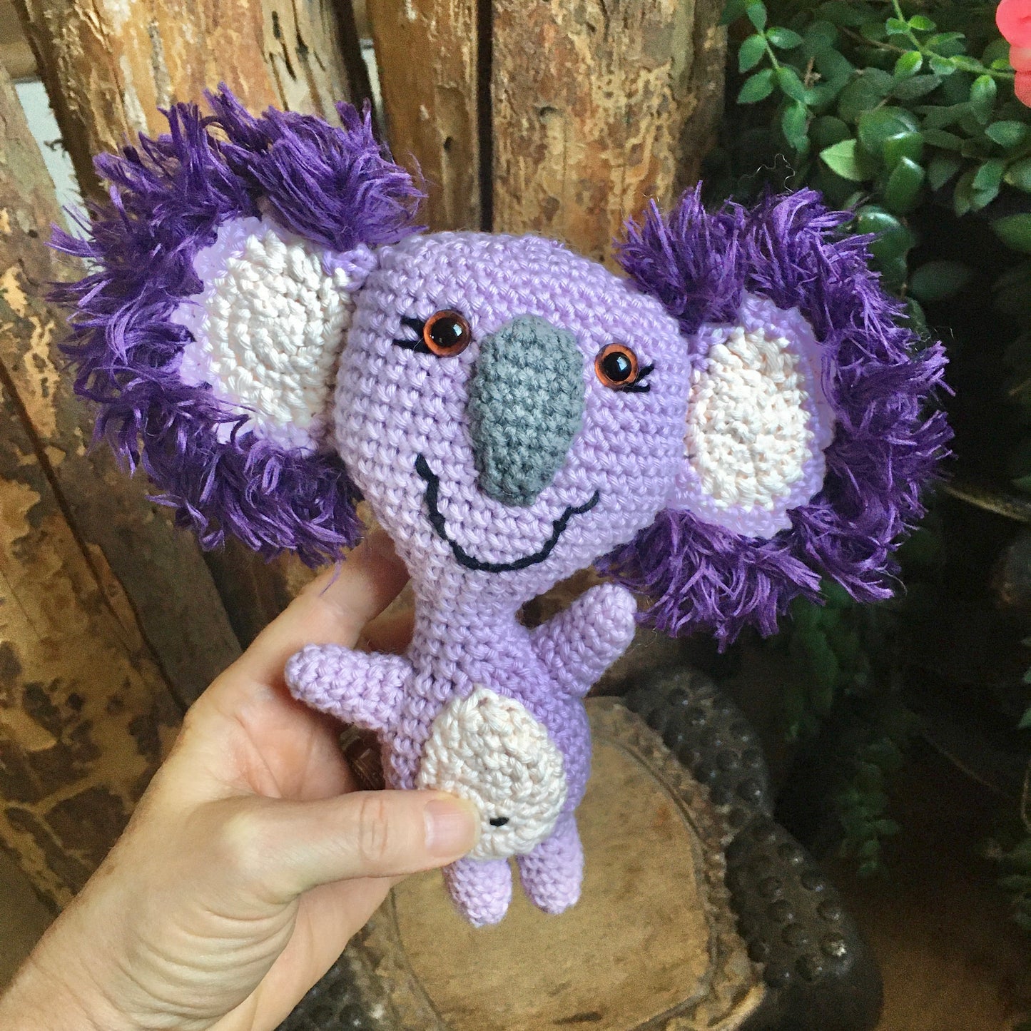 The Koa-Lala, crochet boss to download, French and English PDF, a little koala with 2 faces ... A joyful side and a sadder side.