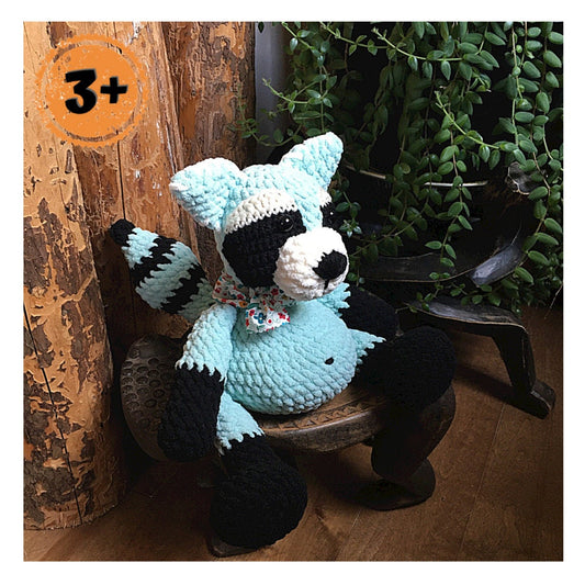 MUFFIN LE RATON-LAVEUR à grosse bedaine, turquoise et noir, amigurumi ami de la forêt Boréale, Peut être personnalisé en TOUTOU DE NAISSANCE