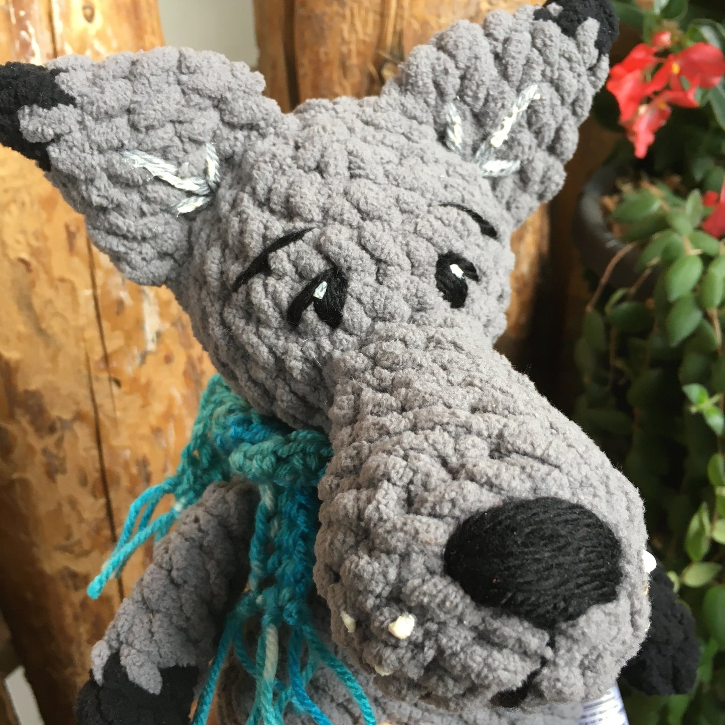 Mikaloup Le Petit Loup, crochet boss to download, French and English PDF