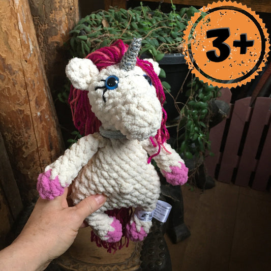 La PETITE LICORNE À COIFFER aux couleurs crème et rose, peluche fait main avec fil scintillant BLING-BLING