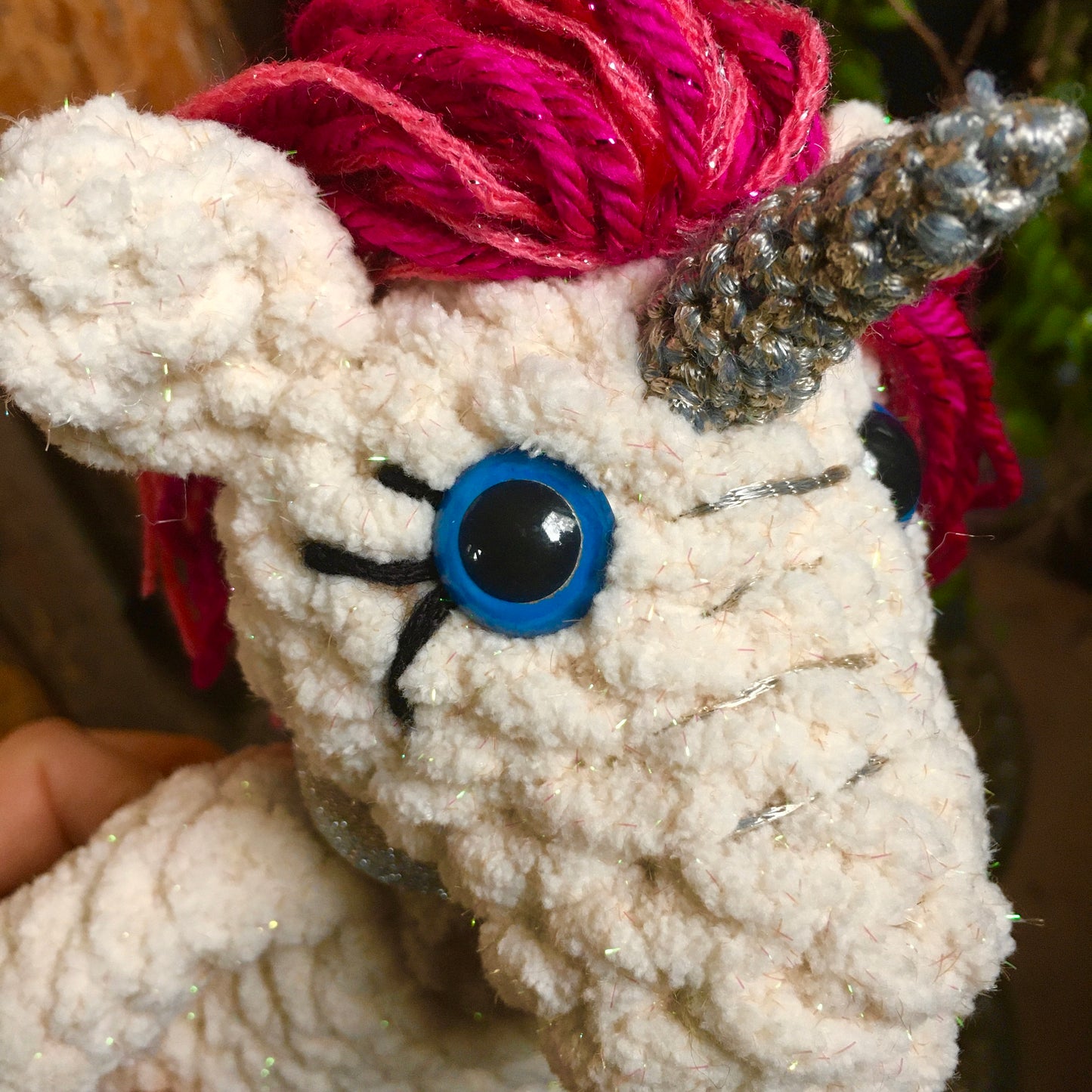 La PETITE LICORNE À COIFFER aux couleurs crème et rose, peluche fait main avec fil scintillant BLING-BLING