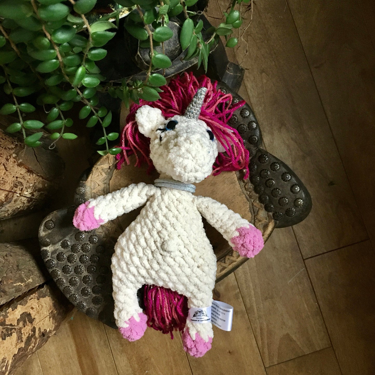 La PETITE LICORNE À COIFFER aux couleurs crème et rose, peluche fait main avec fil scintillant BLING-BLING