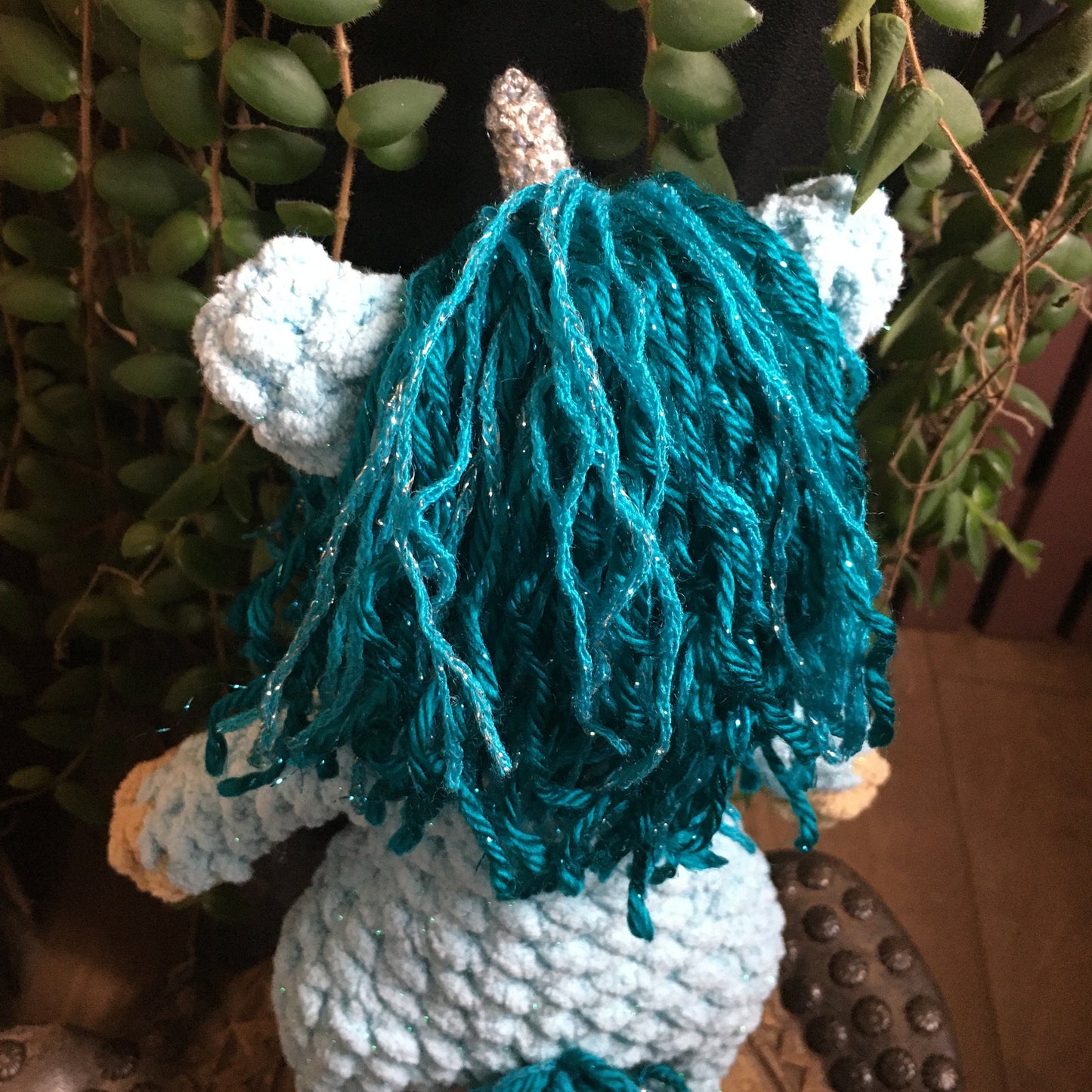 La PETITE LICORNE À COIFFER aux couleurs Aqua, peluche fait au crochet avec fil scintillants BLING-BLING