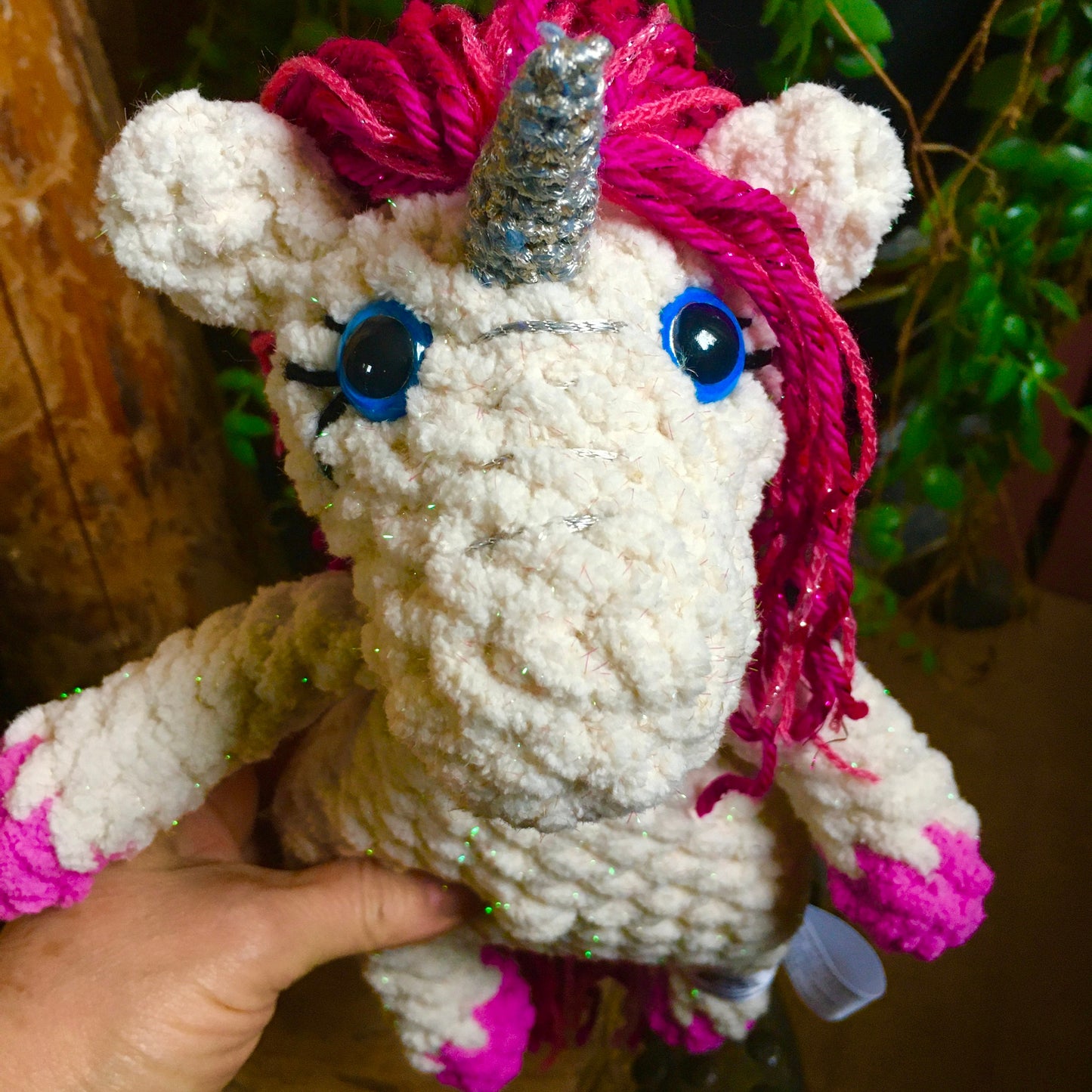 La PETITE LICORNE À COIFFER aux couleurs crème et rose, peluche fait main avec fil scintillant BLING-BLING