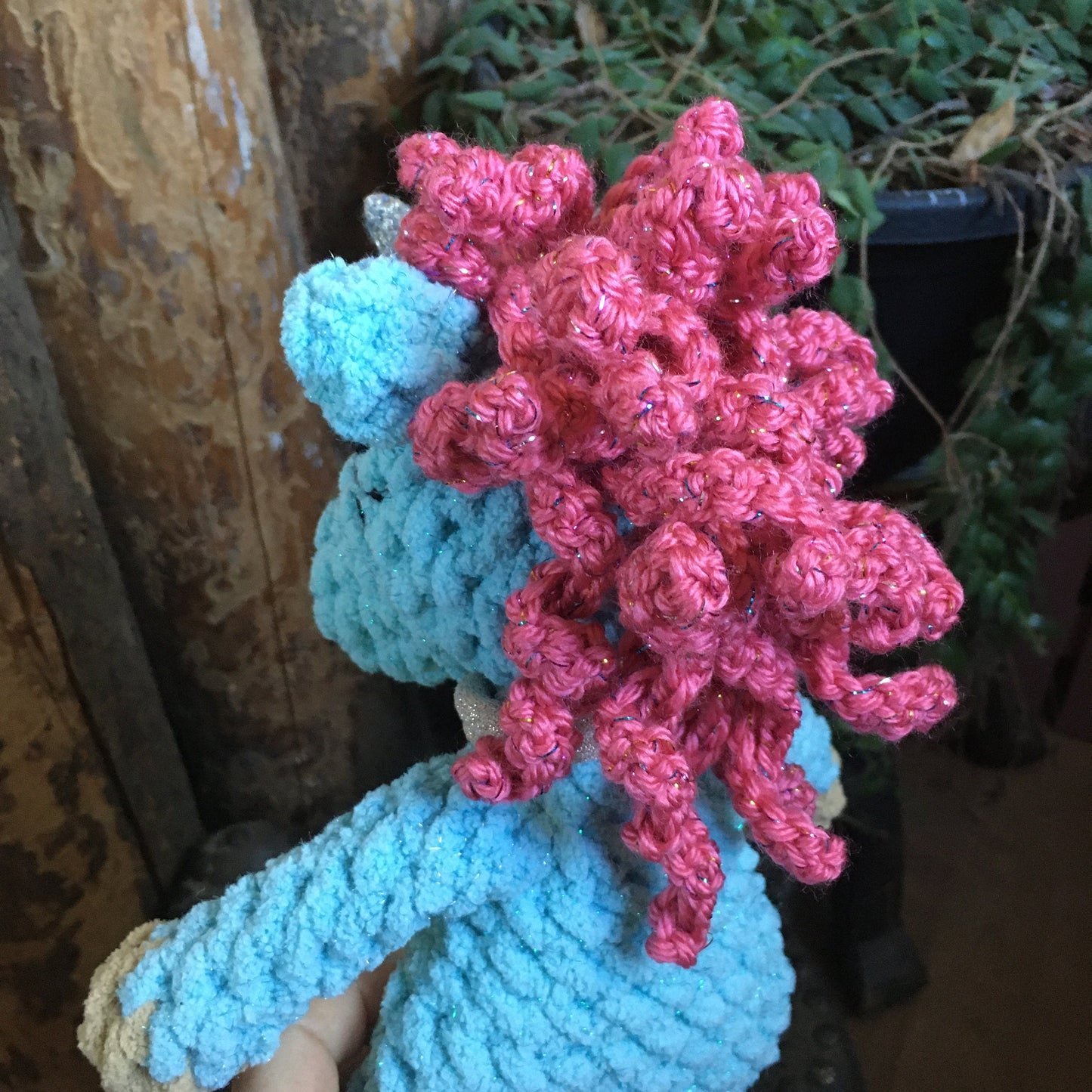 La PETITE LICORNE BOUCLÉE aux couleur aqua beige et corail rose, peluche fait main avec fil scintillant BLING-BLING